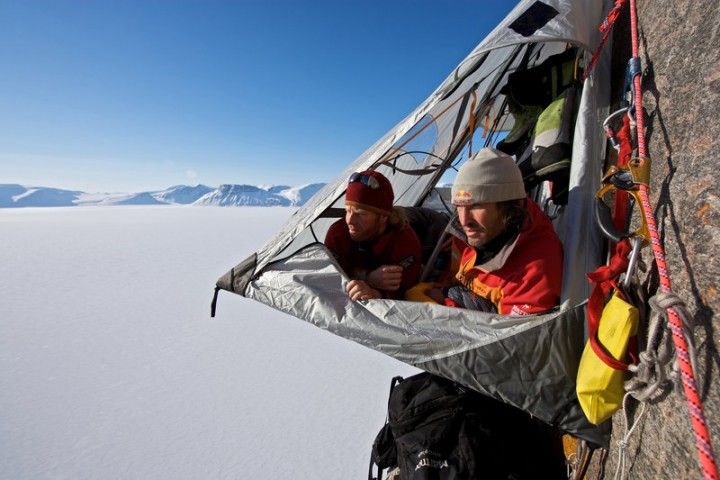 Kanada, Baffin Island, Buchan Gulf, The Bastions, Robert Jasper und Stefan Glowacz bewundern am Morgen die Aussicht ueber den Buchan Gulf. 12.05.2008. Digital Photo; Copyright: Klaus Fengler.