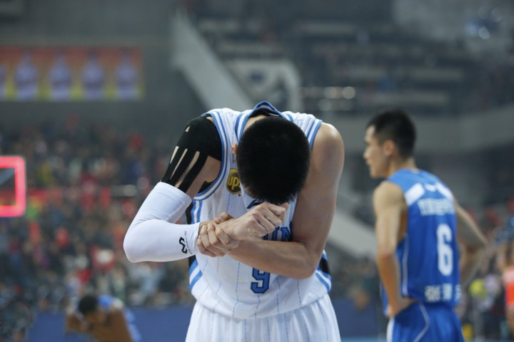 2014年11月19日，2014-2015赛季CBA联赛第8轮：北京金隅vs青岛双星，孙悦比赛中肩膀脱臼。