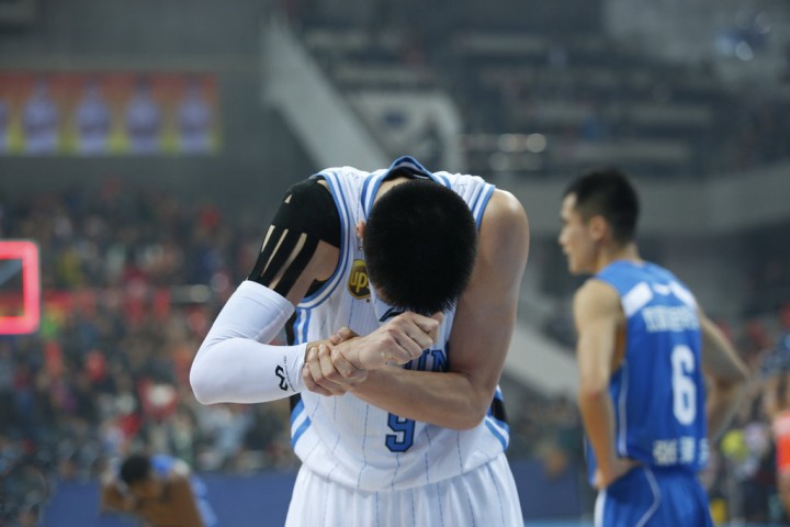 2014年11月19日,2014-2015赛季CBA联赛第8轮:北京金隅vs青岛双星,孙悦比赛中肩膀脱臼。